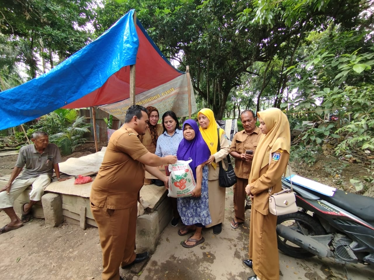 Dinas sosial kota tebing tinggiDinsos Serahkan Bantuan Korban Bencana Puting Beliung Pohon Tumbang di Kelurahan Lubuk Baru
